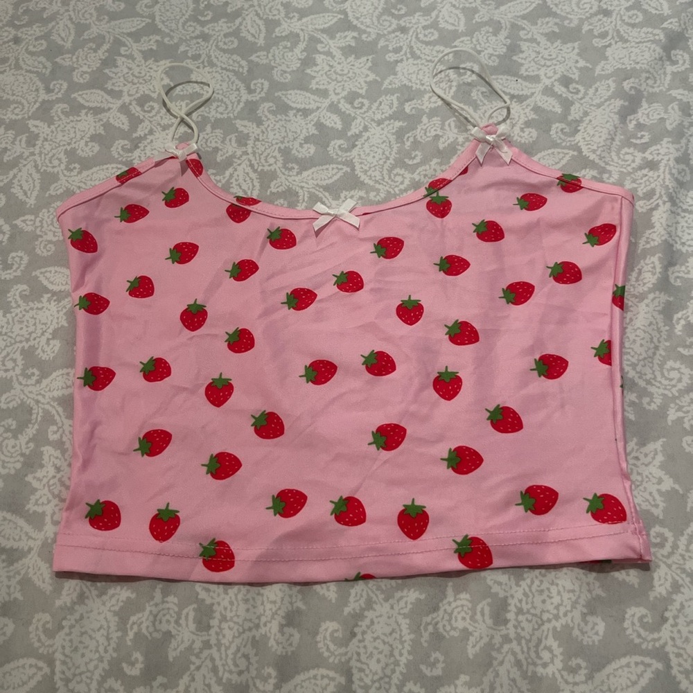 Baby pink tank top with little 🍓’s Size: S/M